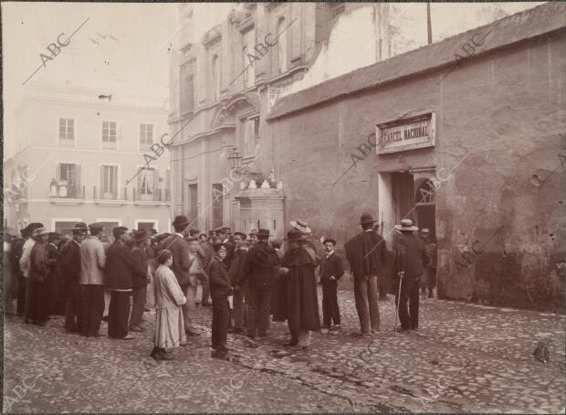 Alrededores de la cárcel durante la vista del proceso seguido por los Crímenes...