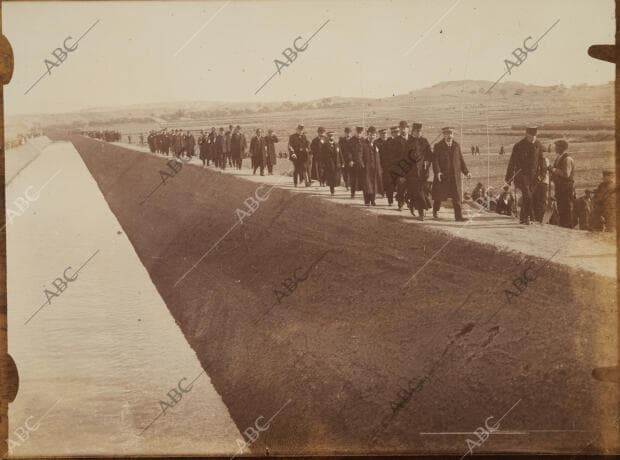 La comitiva y la gente de los pueblos vecinos del Canal Imperial de Aragón...