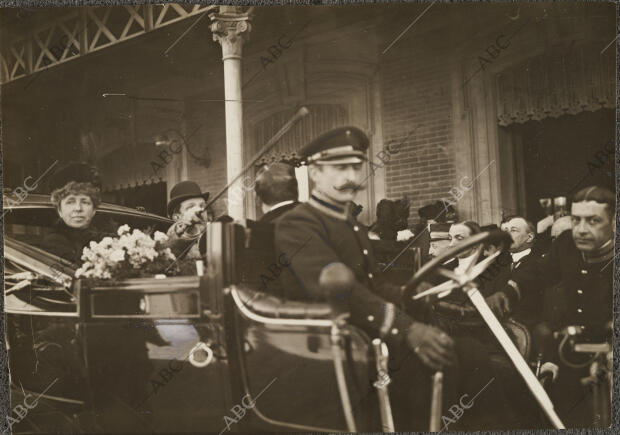 Ss.Mm. la Reina y el Rey Saliendo de la estación para Miramar, A su Llegada A...