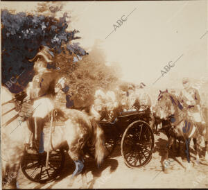 En la Imagen, Ss.Mm. el Rey D. Carlos de Portugal y D. Alfonso Xiii al pasar por...