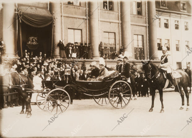 Los Príncipes Eitel Friedrich de Alemania, recién Casados, A su Llegada A...