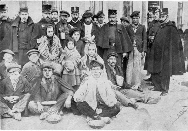 Retrato de familias obreras en el cuartel de María Cristina