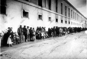 Obreros socorridos forman cola junto a sus familias en el cuartel del Conde...