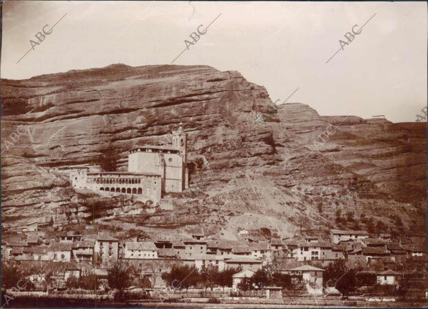 Vista del municipio y de la peña del Morral