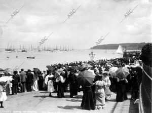 El público presenciando desde la playa la célebre regata