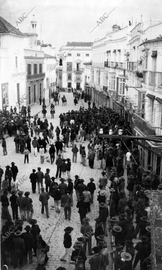 Manifestación Obrera delante de la casa Consistorial
