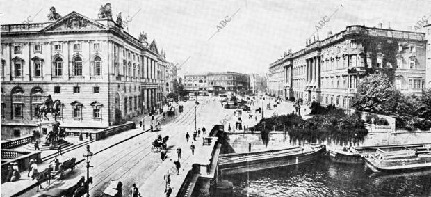 Al final de la Famosa avenida de los Tilos (Unter Den Linden) y pasada la plaza...