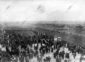 Vista del hipódromo mientras se corría la Gran Nacional, cuyo premio ha sido...