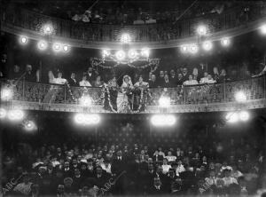 Vista del interior del Teatro Lara, con la reina madrileña de la «Micarême» y su...