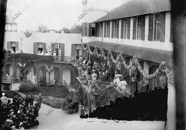 El Rey y los Infantes en el hotel de santa Catalina, donde la Colonia Inglesa...