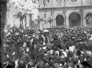 El Rey y los Infantes Saliendo Del "Te-Deum" y Dirigiéndose, Rodeados del...