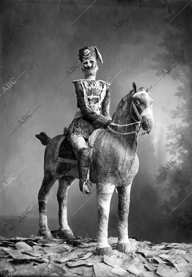 Figura confeccionada con bacalao que se expone en la Casa Únicas en Bacalaos, y...