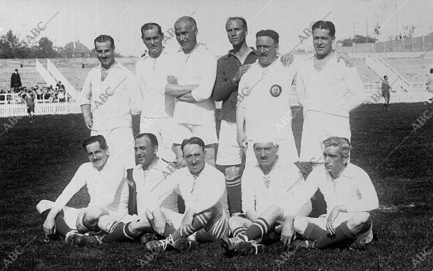 Retrato conjunto de la alienación titular del Real Madrid, con Alcalde, Joaquín...