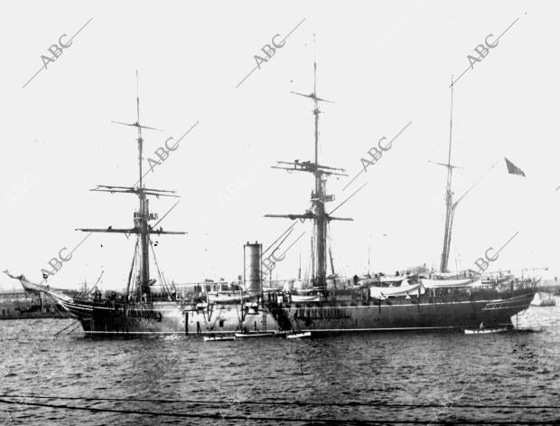 Corbeta-escuela de Guardias Marinas de Italia, que ha fondeado en el puerto de...