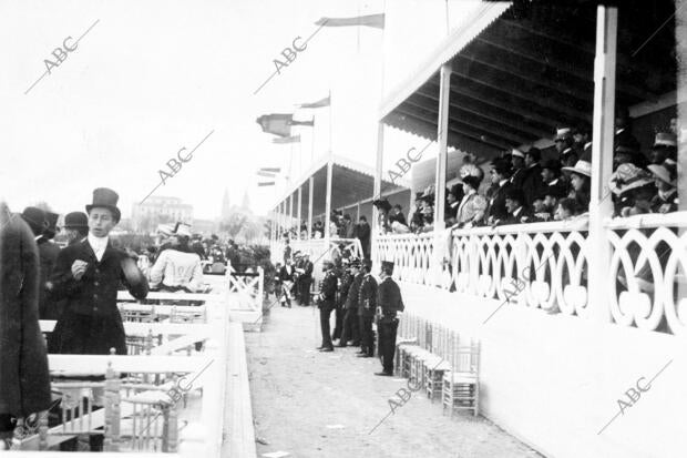 El público en las tribunas durante un concurso hípico en el hipodromo