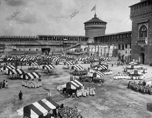 Patio del castillo Sforza, donde Fueron Recibidos los Reyes de Italia por ocho...