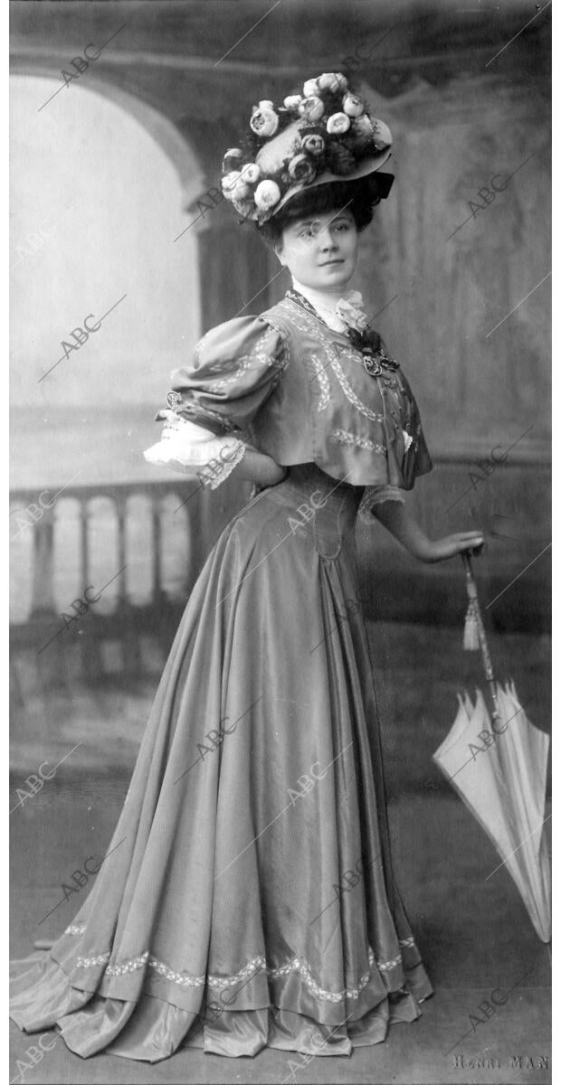 Lanila Gris, Adornos En "Soutache"