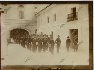 La sección de alabarderos que hacen guardia a las princesas de Battenberg,...