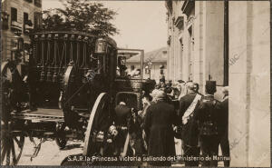 Su Alteza Real la Princesa Victoria saliendo del Ministerio de Marina