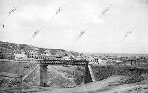 Puente metálico del ferrocarril de las canteras al taller de bloques, sobre el...