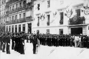 El batallón infantil de los asilos de Santa Cristina formando ante el centro del...