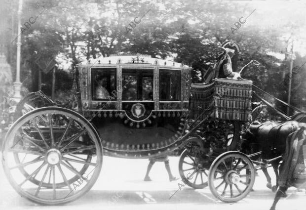 La Reina doña victoria Eugenia Acomodada en la carroza que la Condujo A la...