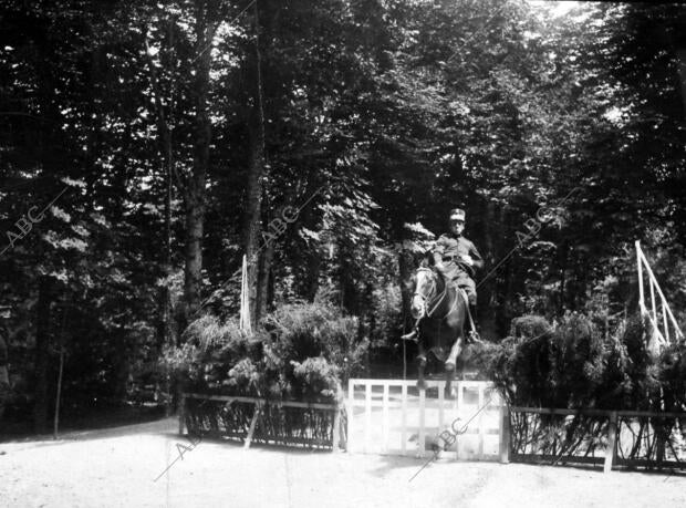 S.M. el Rey Motando El "Applery" y Haciendo Saltos en los Jardines de la granja