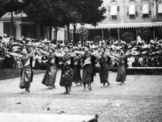 Bailarinas camboyanas del Rey Sisowath bailan en el Elíseo