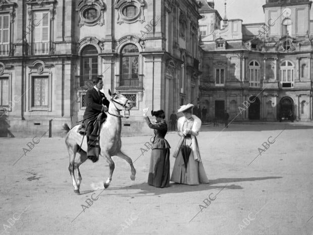 S.M. el Rey D. Alfonso Realizando Ejercicios Ecuestres en las Inmediaciones de...