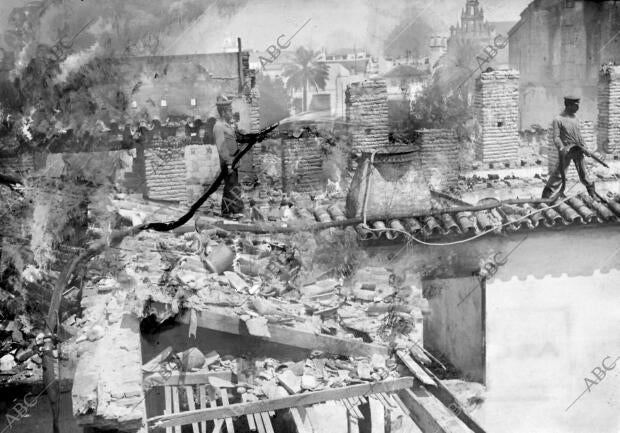 Los Bomberos Trabajando en la extinción del fuego