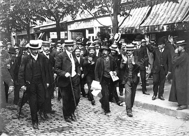 Manifestaciones de simpatia del pueblo parisien