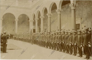 Los oficiales de la promoción actual formados en el patio del Alcázar