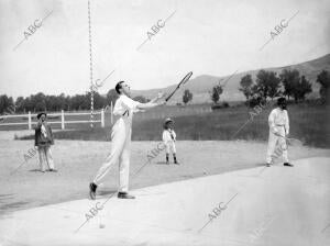S.M. el Rey D. Alfonso Xii Jugando al tenis en la granja de san Ildefonso