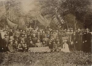 La famosa «Guardia roja» con sus banderas de letreros sediciosos