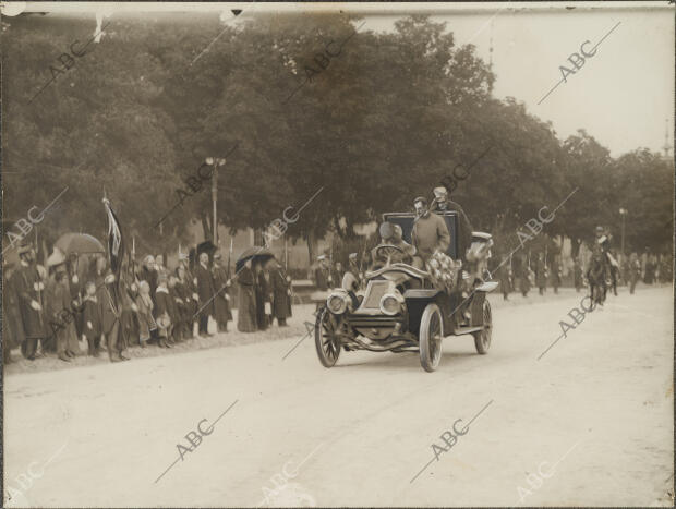 Su Majestad Alfonso XIII al entrar en La Granja, saludan a la bandera del...