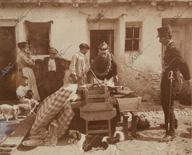 Los bomberos y agentes del municipio desalojando una casa del barrio