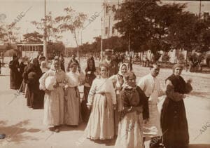 Conducción de dementes desde el hospital general a la estación del Mediodía para...