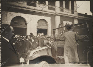 Los Reyes (Alfonso XIII) al salir de la estación subiendo al automóvil que los...