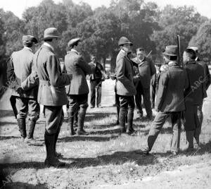 S.M. el Rey Alfonso XIII y un grupo de cazadores que le acompañó en su excursión