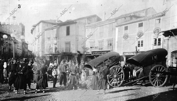 En la foto, un cuerpo de guardia de infantería en la plaza de la Constitución