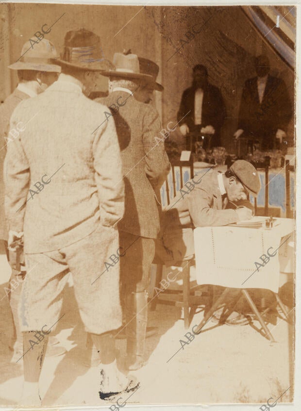 Su Majestad el Rey Alfonso XIII firmando el álbum del Conde de Agrela