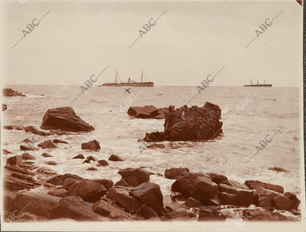 Mahon - el vapor francés Isaac Pereire - en el centro - junto la playa de la...