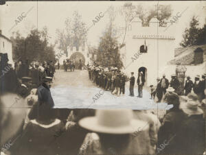 Salida de S.M. el Rey Alfonso XIII y los cazadores del castillo para comenzar la...