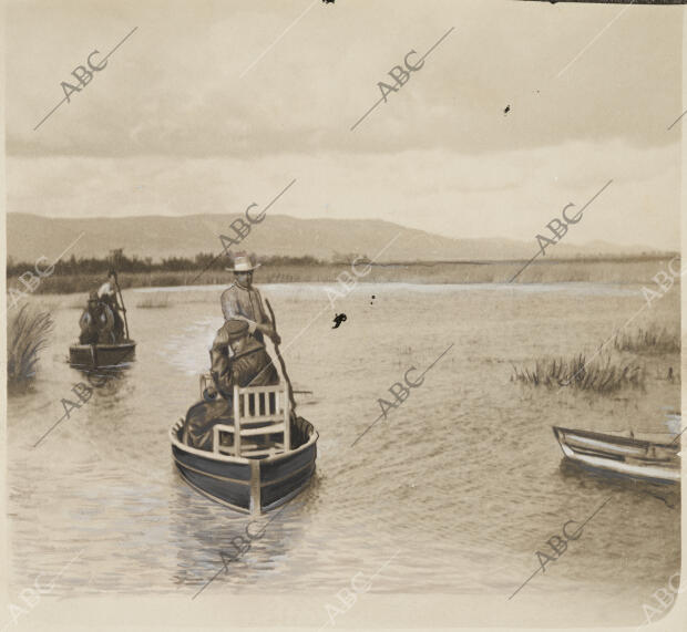 Su Majestad el Rey Alfonso XIII embarcando para regresar al puesto de tirada de...