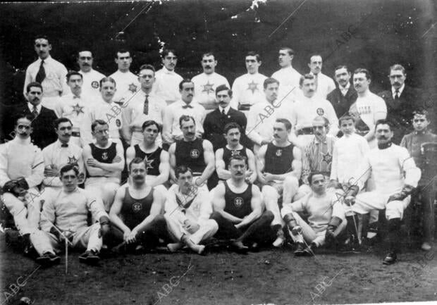 Grupo de Socios que Tomaron parte en el festival atlético celebrado el domingo...