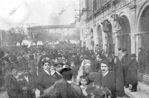 Pamplona - Manifestantes contra el proyecto de ley de Asociaciones, en la puerta...