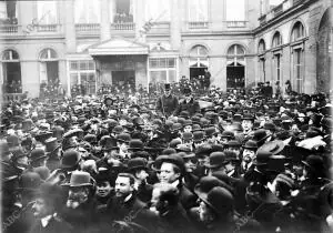 París -manifestación en honor del cardenal Richard al salir del palacio...