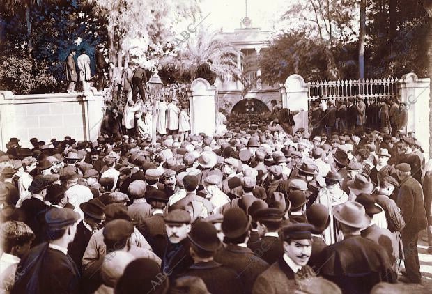 Llegada al consulado francés de la manifestación de gratitud A Francia por haber...