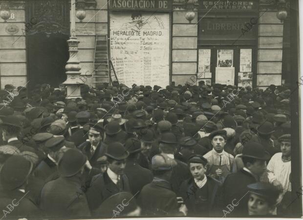 Sorteo de la Lotería de Navidad, el público en la calle Alcalá leyendo la lista...