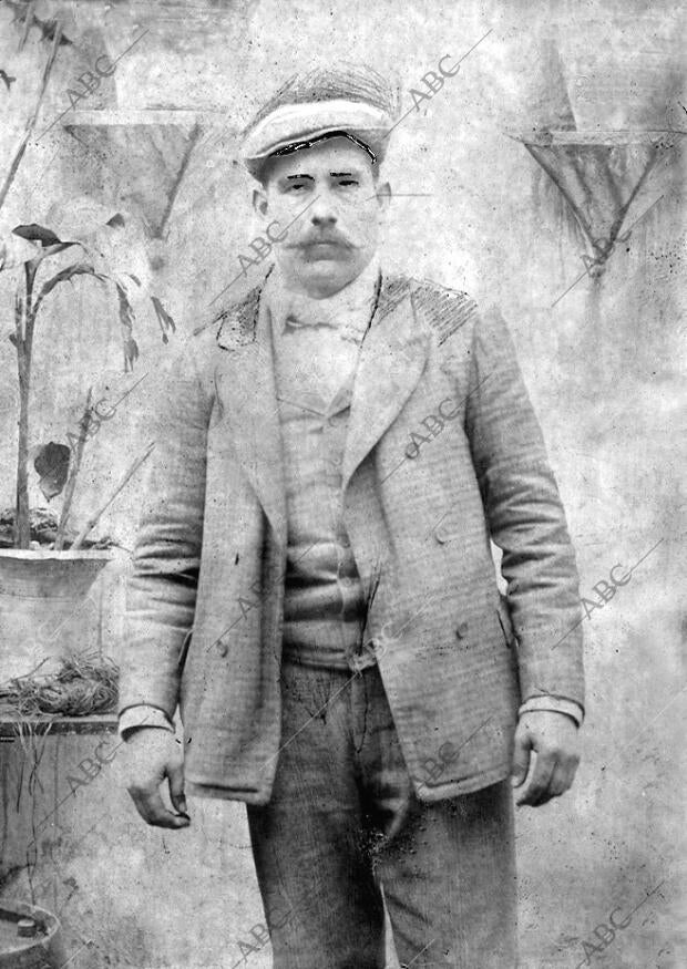 El comerciante de Vinos Sr. Agullo , de Huercal de Overa , Almería - foto Campos...